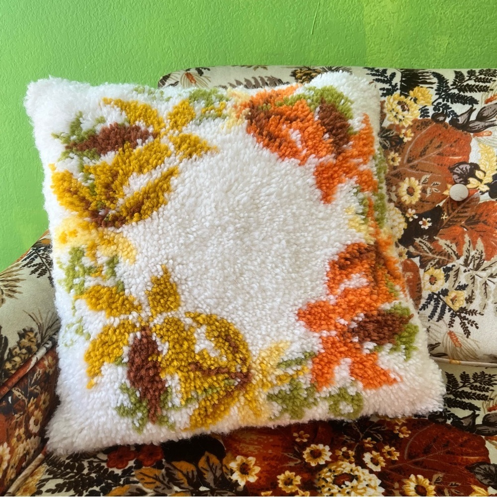 VINTAGE tufted floral leaf design pillow mcm 70s